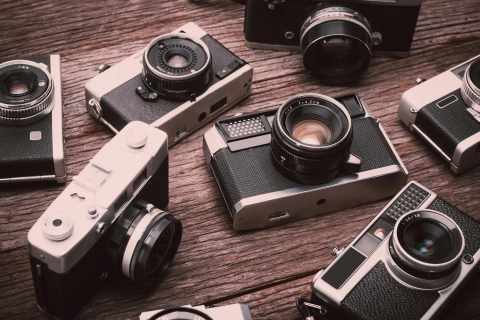 Acht Kameras die im retrospektiven Stil designt sind. Die Optik orientiert sich an 70er- und 80er-Jahre Fotoapparaten im Inneren steckt aber moderne Digitaltechnik.